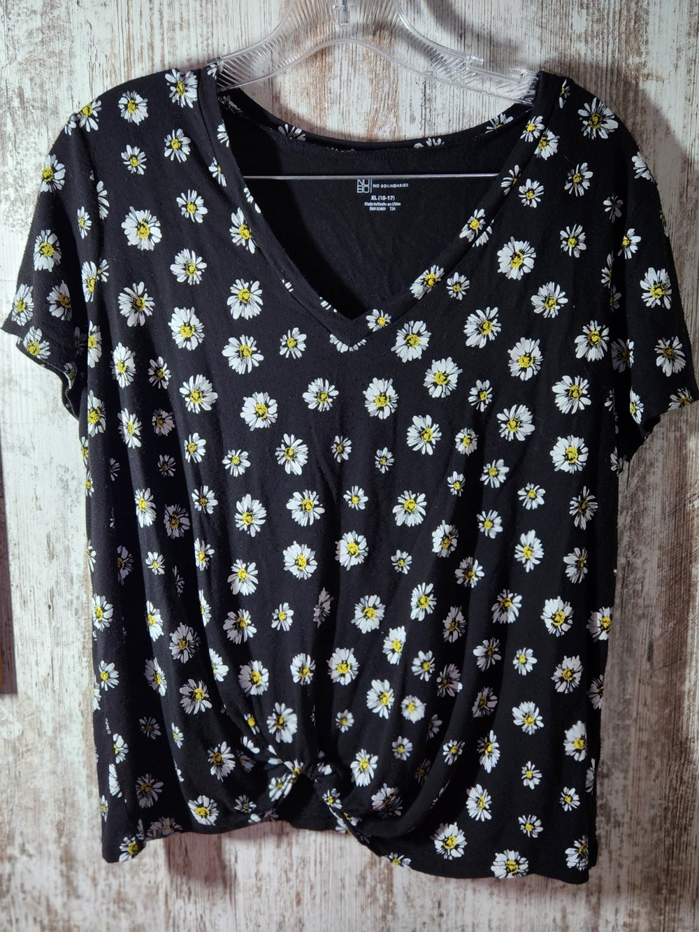 No Boundaries Black Daisy Twist-Front V-Neck Crop Top Juniors XL